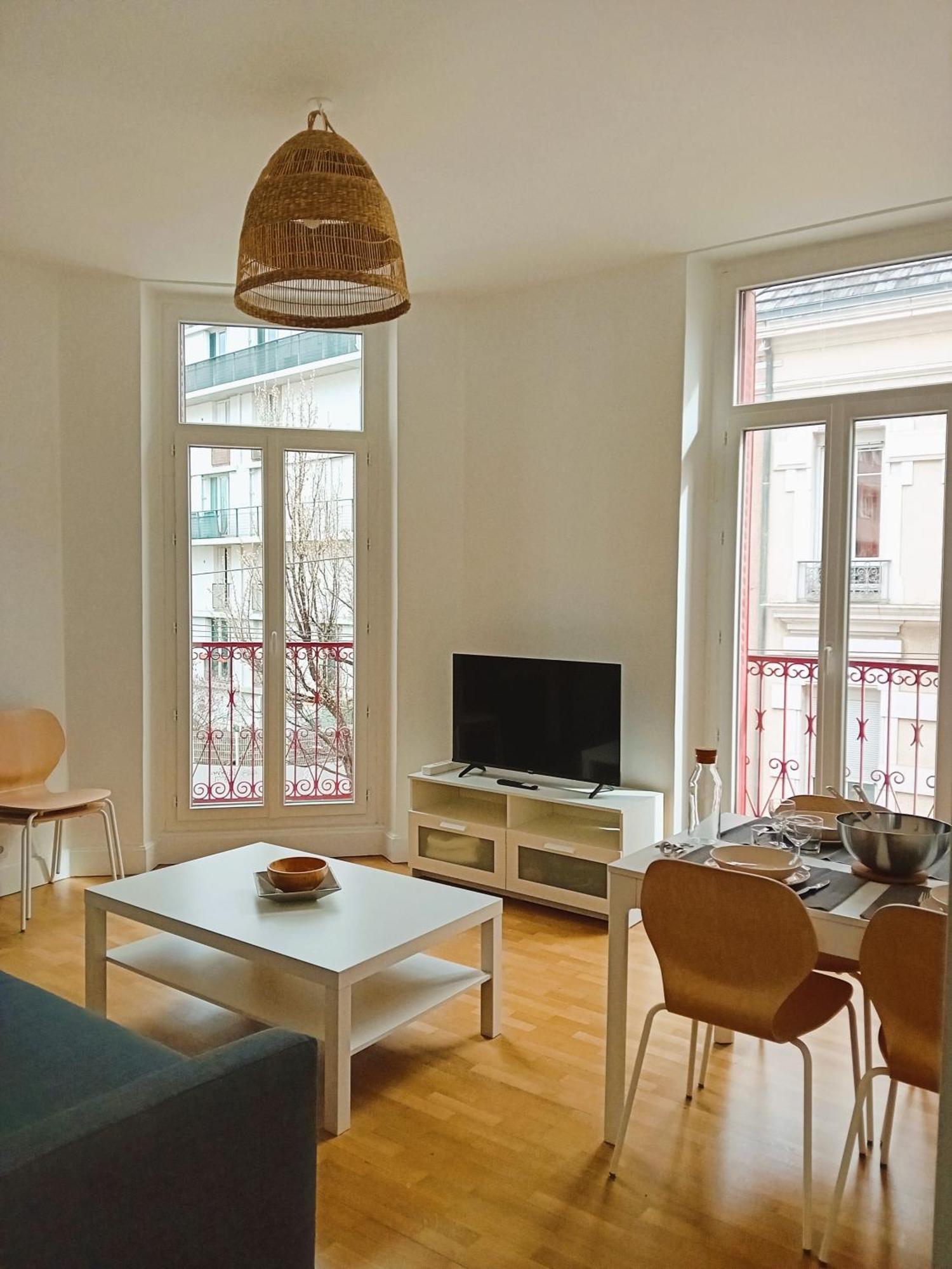 102 - Appart Renove Avec Grand Salon Et 1 Chambre - Tram Et Clinique Mutualiste A 1 Min Grenoble Exterior foto